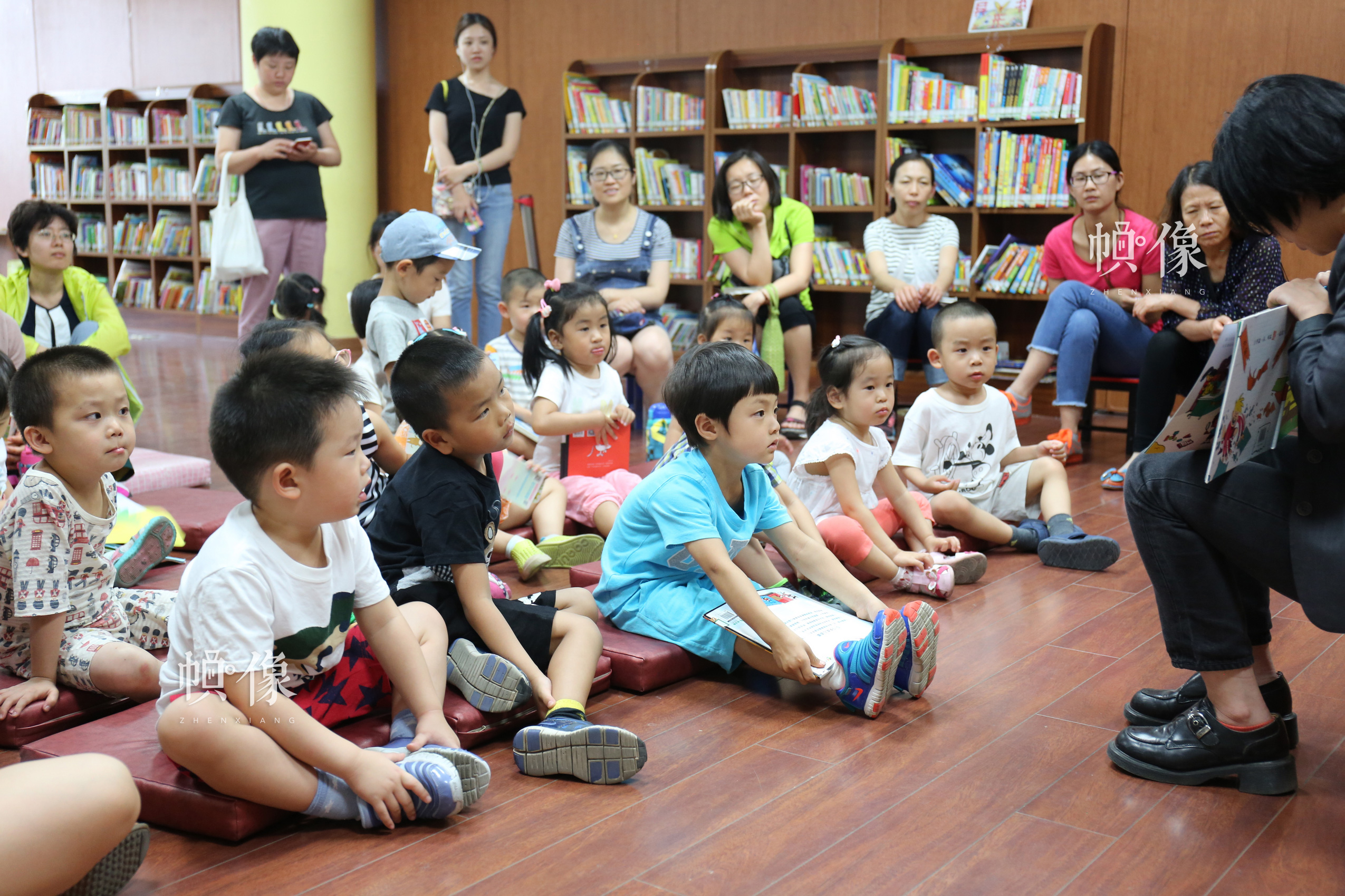 5月26日，北京国家图书馆，工作人员在给小朋友读童话书。 中国网记者 吴佳潼 摄
