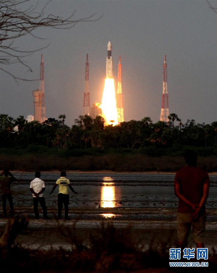 印度自主研制的运载火箭GSLV MK-III在东部安得拉邦的萨蒂什·达万航天中心发射升空。