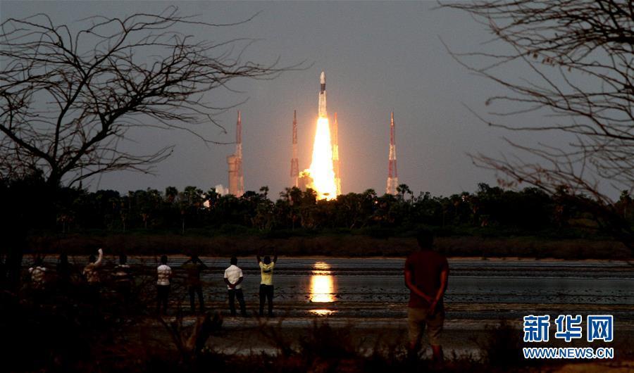 印度自主研制的运载火箭GSLV MK-III在东部安得拉邦的萨蒂什·达万航天中心发射升空。