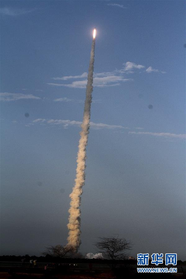 印度自主研制的运载火箭GSLV MK-III在东部安得拉邦的萨蒂什·达万航天中心发射升空。