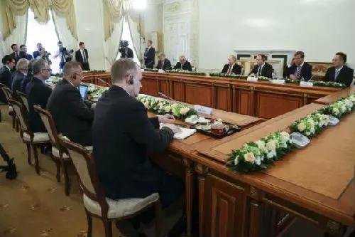 ▲6月1日,普京(右四)会见参加圣彼得堡国际经济论坛的10家国际主要通讯社负责人。