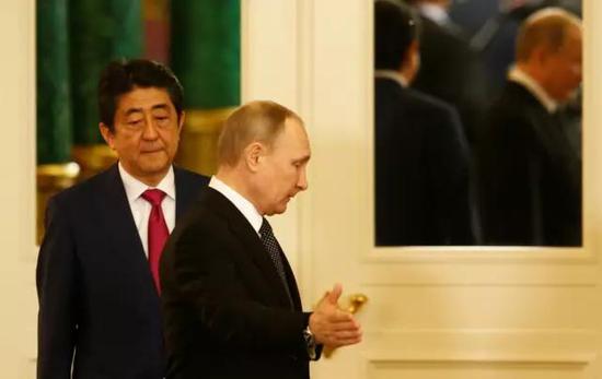 ▲资料图片：4月27日，安倍和普京在克里姆林宫会晤。