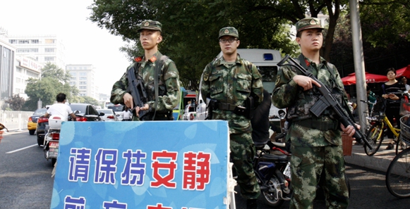 武警北京总队七支队出动配备有防爆器械,警用电台等多种装备的武装