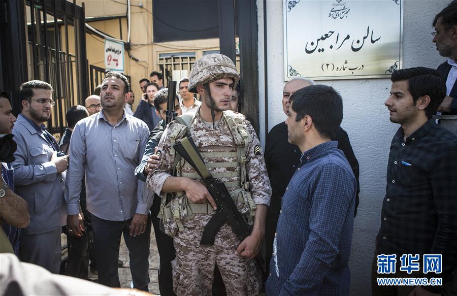 6月7日，在伊朗首都德黑兰，一名警察在议会大楼外警戒。位于伊朗首都德黑兰的伊朗议会大楼和德黑兰南部的已故最高领袖霍梅尼陵外7日分别发生袭击事件。