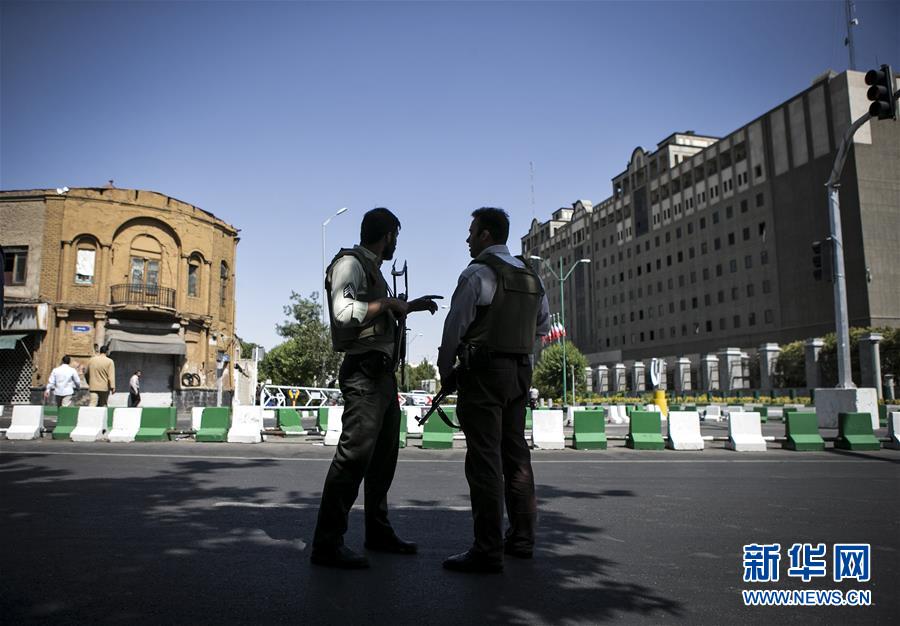 6月7日，在伊朗首都德黑兰，一名警察在议会大楼外警戒。位于伊朗首都德黑兰的伊朗议会大楼和德黑兰南部的已故最高领袖霍梅尼陵外7日分别发生袭击事件。