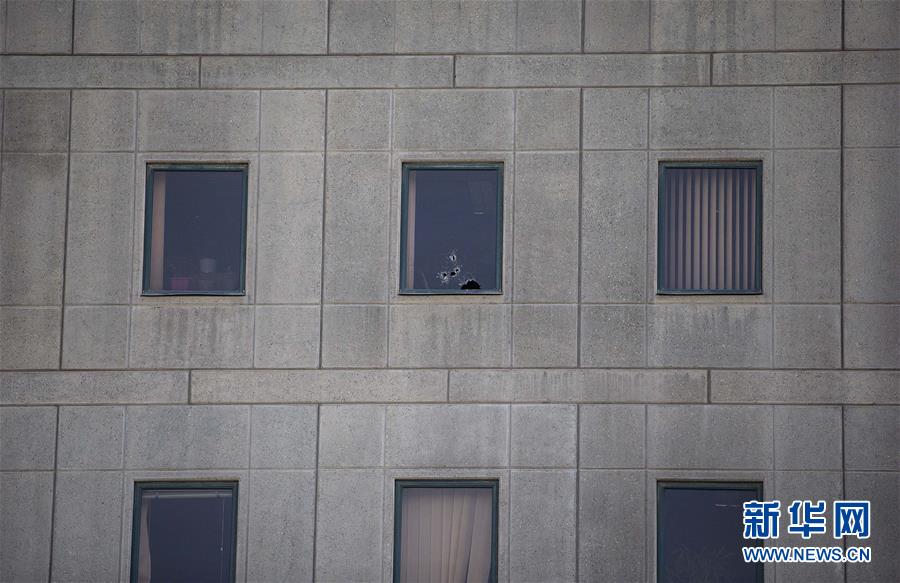 这是6月7日在伊朗首都德黑兰拍摄的议会大楼破损的窗户。位于伊朗首都德黑兰的伊朗议会大楼和德黑兰南部的已故最高领袖霍梅尼陵外7日分别发生袭击事件。