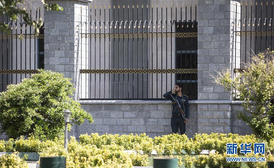 这是6月7日在伊朗首都德黑兰拍摄的议会大楼破损的窗户。位于伊朗首都德黑兰的伊朗议会大楼和德黑兰南部的已故最高领袖霍梅尼陵外7日分别发生袭击事件。