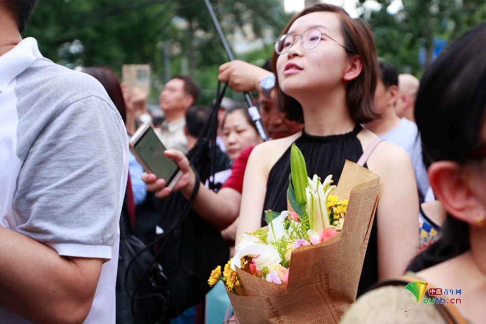 高考捧花女孩图片