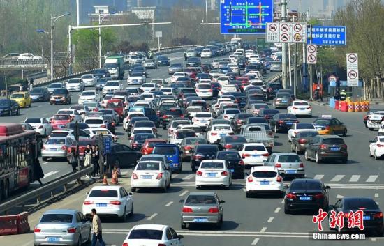 资料图：位于河北石家庄裕华路主干道，以及京港澳高速石家庄裕华路收费站入口附近，各地来往的车辆鱼贯而行。 中新社记者 翟羽佳 摄