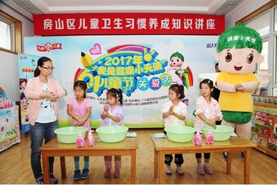 老师带领幼儿和家长一起学习科学的洗手方法 老师带领幼儿和家长一起学习科学的洗手方法