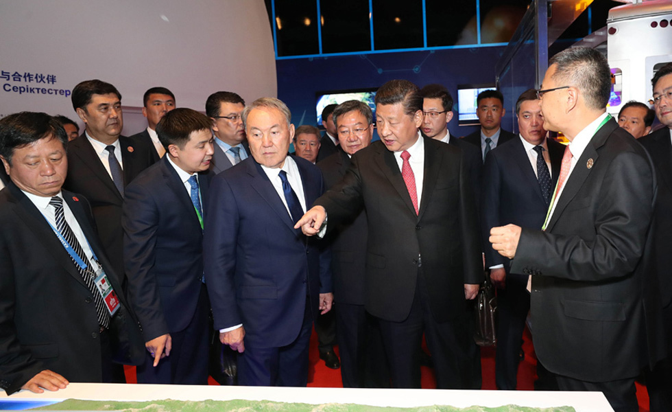 习近平同哈总统纳扎尔巴耶夫共同参观阿斯塔纳专项世博会中国国家馆