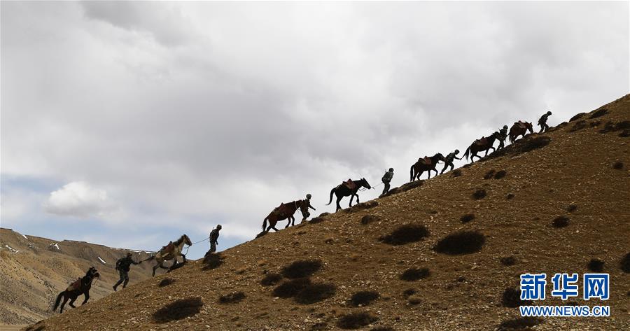 骑马巡逻守边关