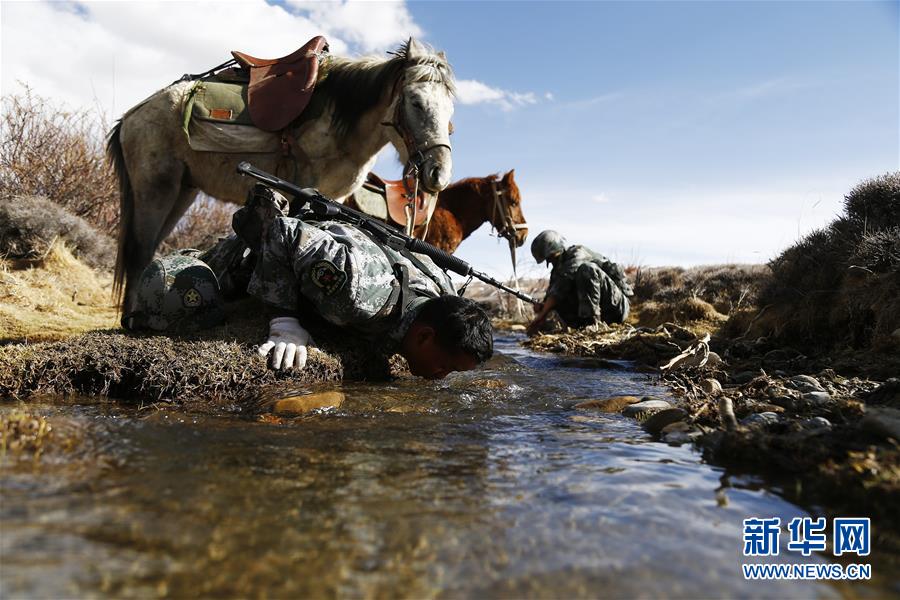 骑马巡逻守边关