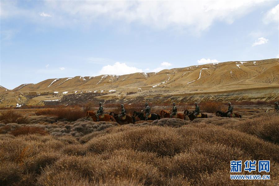 骑马巡逻守边关