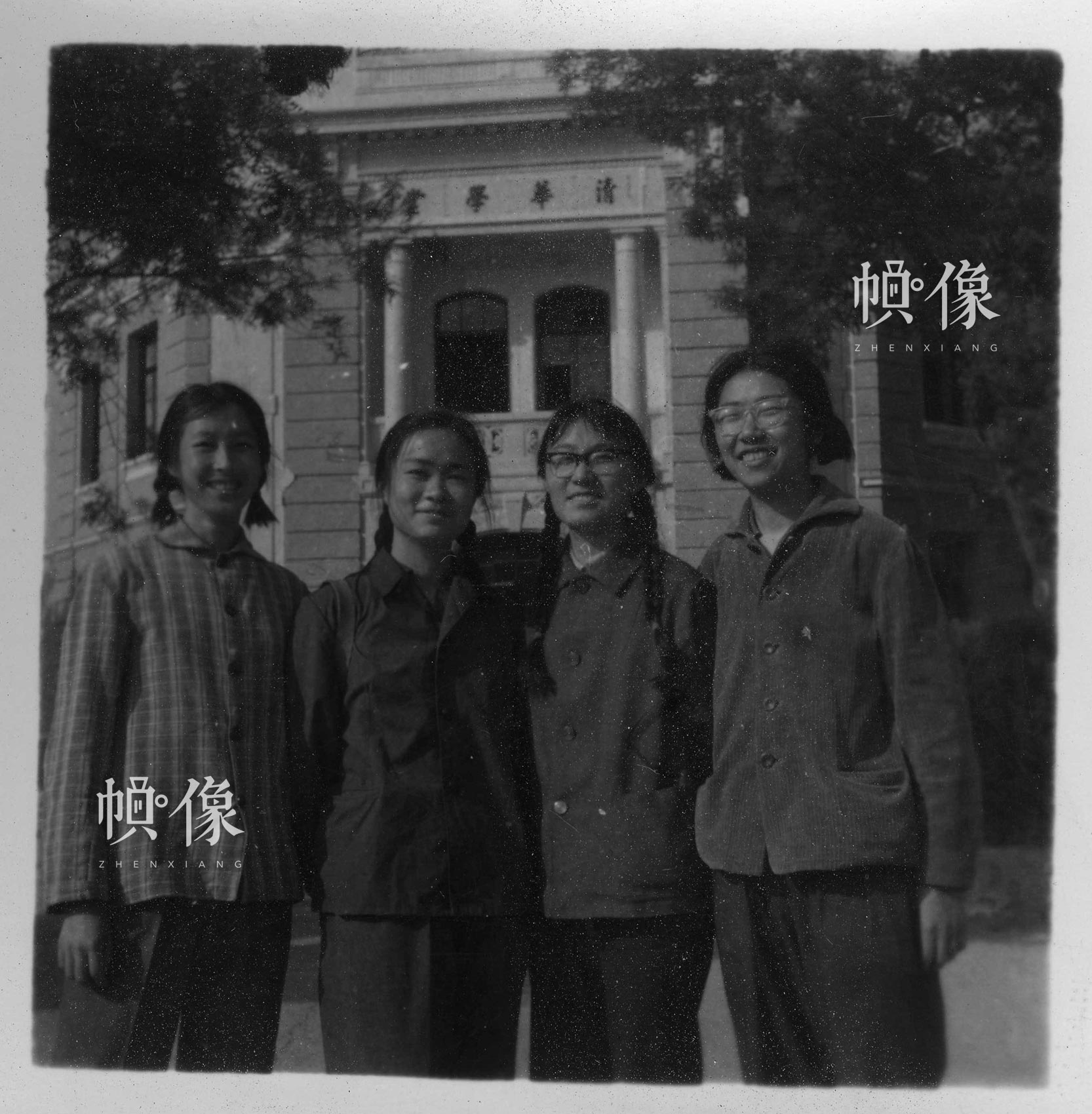 清華大學1977級自動化係學生在清華園內合影。