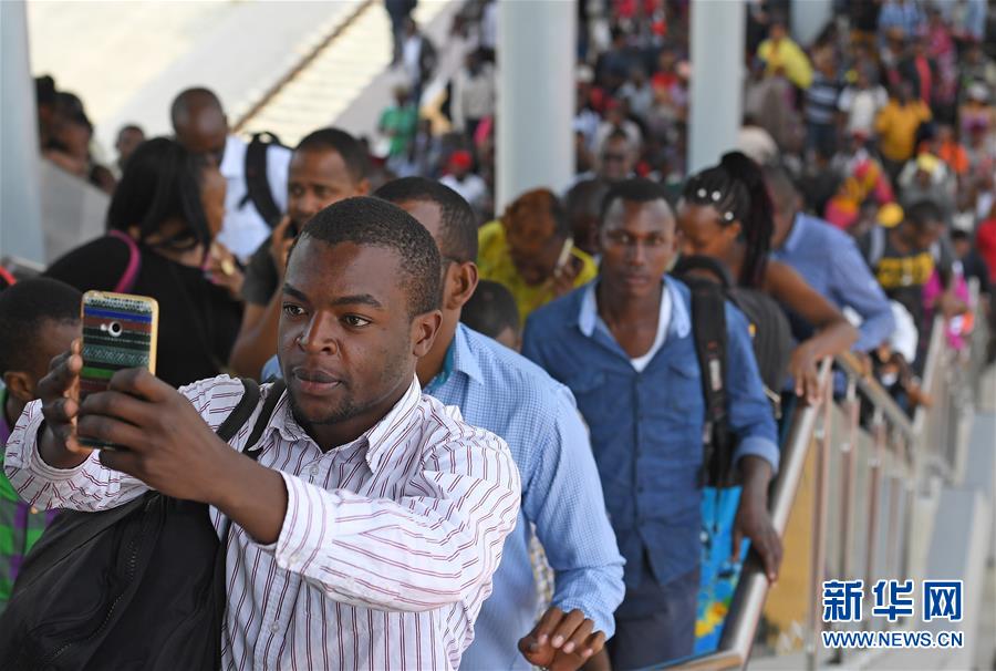 6月9日，在肯尼亚内罗毕，乘客抵达内罗毕火车站。