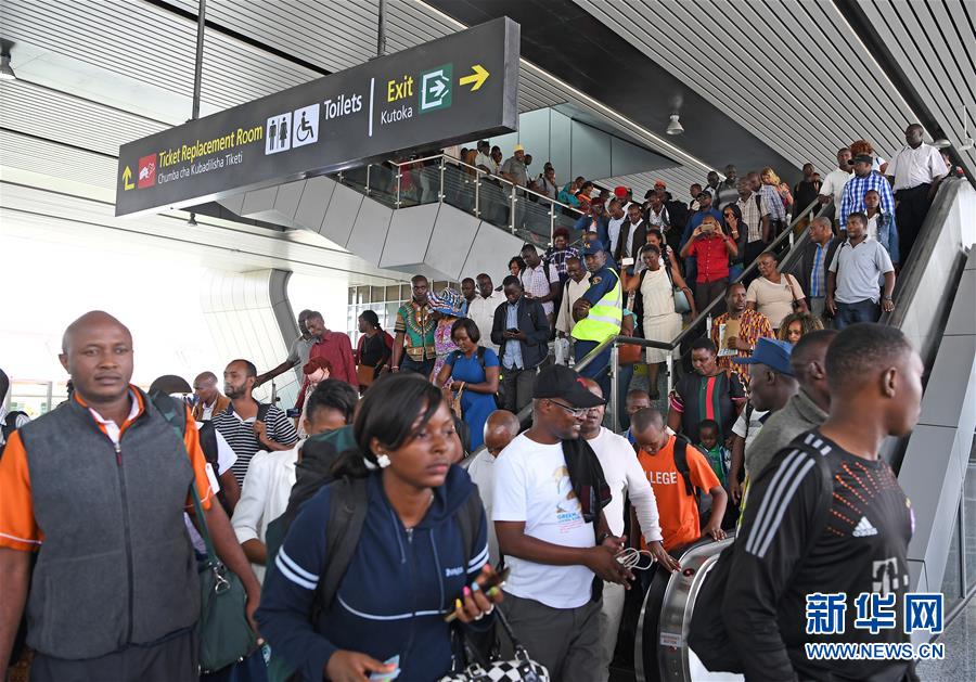 6月9日，在肯尼亚内罗毕，乘客抵达内罗毕火车站。