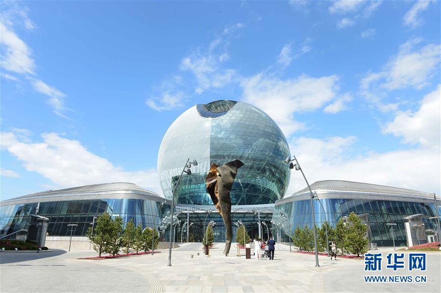 这是6月11日在哈萨克斯坦阿斯塔纳专项世博会世博园拍摄的“光明世界”馆。