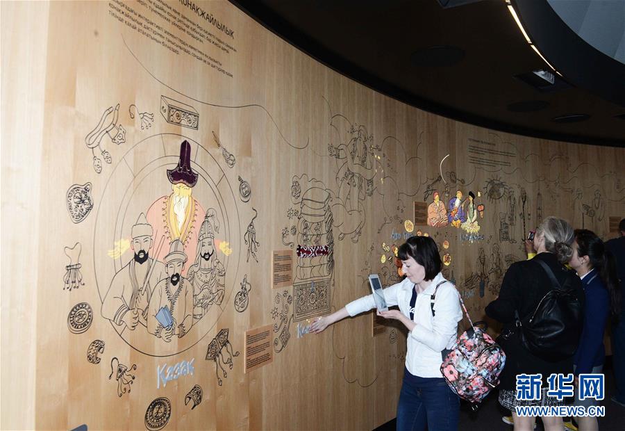 6月11日，在哈萨克斯坦阿斯塔纳专项世博会世博园，人们参观“光明世界”馆一层的哈萨克斯坦国家馆的哈萨克民俗展。