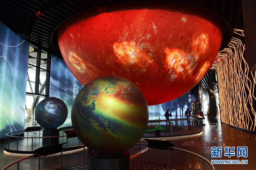 6月11日，在哈萨克斯坦阿斯塔纳专项世博会世博园，人们参观“光明世界”馆的“太阳能”展区。