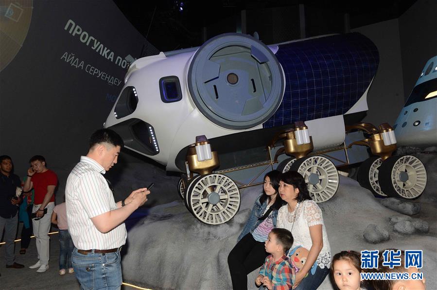 6月11日，在哈萨克斯坦阿斯塔纳专项世博会世博园，人们参观“光明世界”馆的“前往月球散步”展区。