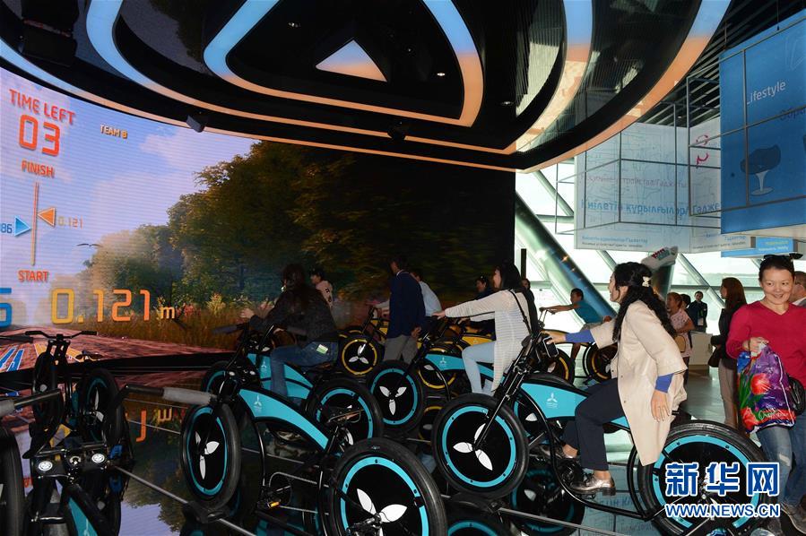 6月11日，在哈萨克斯坦阿斯塔纳专项世博会世博园，人们参观“光明世界”馆的“风能领域创新技术”展区。