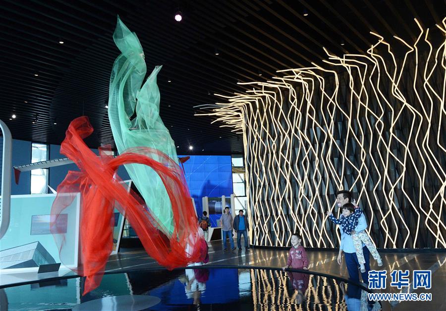 6月11日，在哈萨克斯坦阿斯塔纳专项世博会世博园，人们参观“光明世界”馆的“风能领域创新技术”展区。