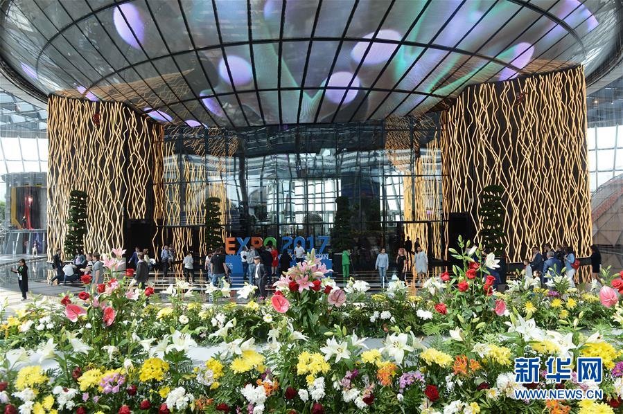 6月11日，在哈萨克斯坦阿斯塔纳专项世博会世博园，人们在“光明世界”馆参观。