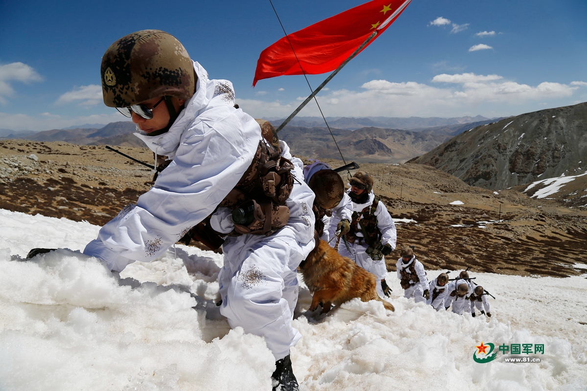 4月26日，西藏阿里军分区扎西岗边防连的新兵们主动申请参加登上高原后的首次边防执勤巡逻。