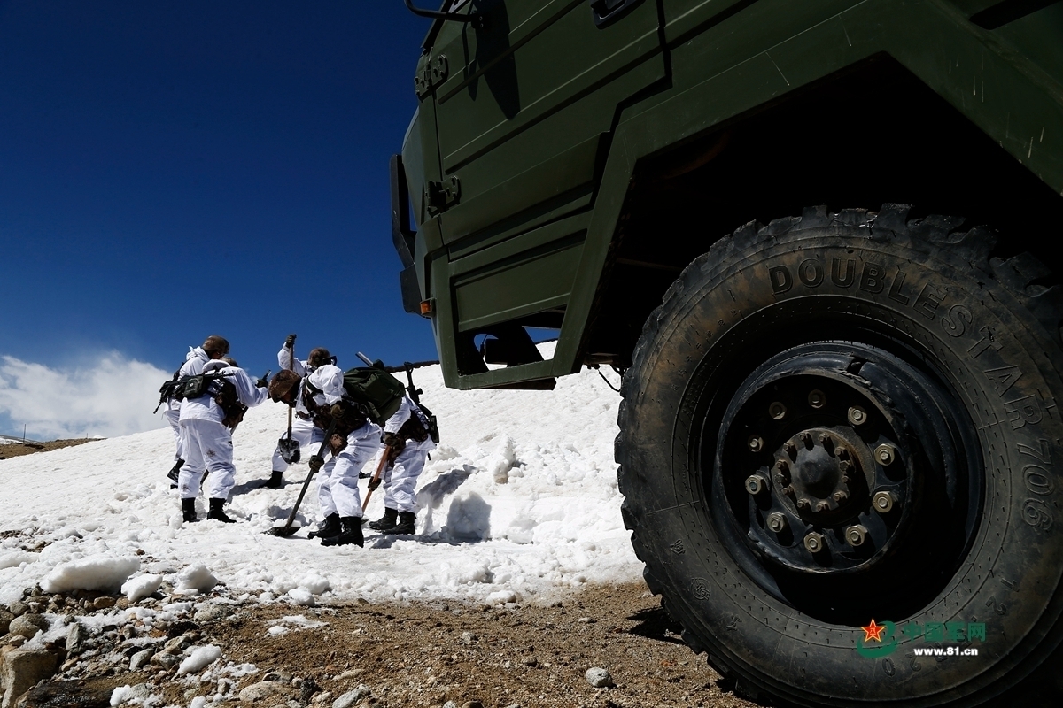 4月26日，巡逻分队正在清理道路积雪。