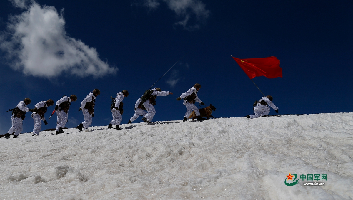 4月26日，巡逻官兵踏雪向点位前行。