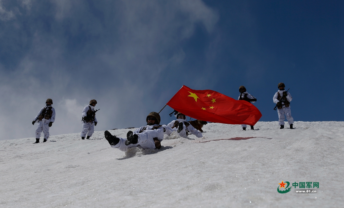 4月26日，巡逻官兵为了节省体力滑雪而下。