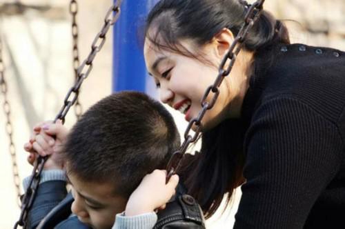 李小姣正在陪孩子玩