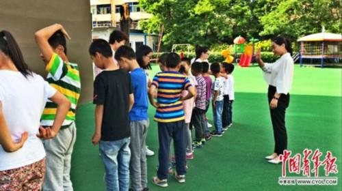 李小姣正在看孩子们上体育课