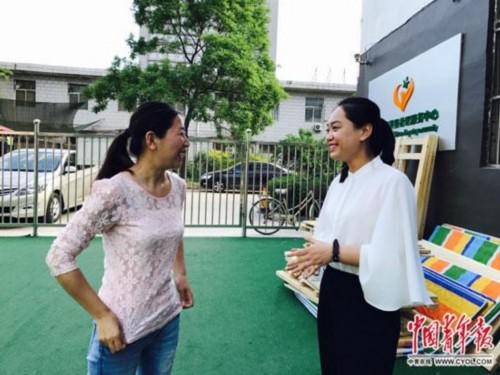 李小姣与同事庄老师正在讨论，孩子们的体育课该如何上