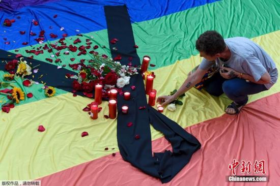 资料图：民众悼念奥兰多枪击案遇难者。