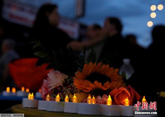 资料图：当地时间2016年6月12日，美国纽约皇后区，民众在当地悼念枪击案遇难者。美国佛罗里达州奥兰多市一家夜总会当天凌晨发生枪击事件，造成至少50人死亡、53人受伤。