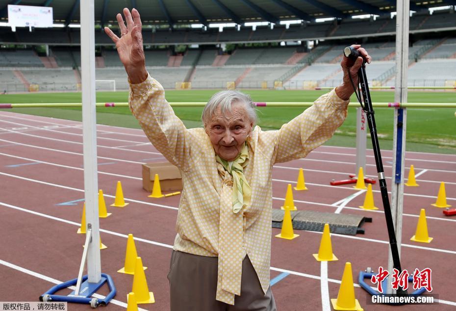 比利时举办 老年奥运会 老人乘轮椅参加接力跑