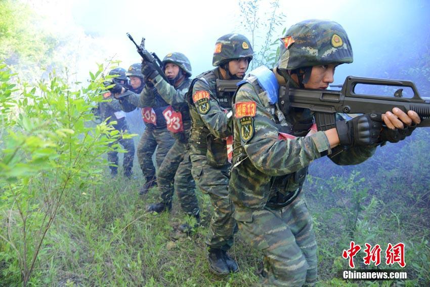武警吉林总队锤炼反恐实战能力( 02 / 7 )