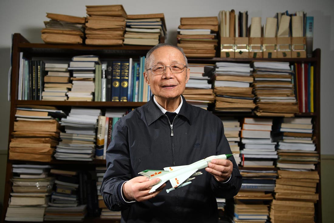 顾诵芬院士手持歼8II型战机模型。他曾参与设计歼-8战机，并担任歼8II总设计师。（新华社记者 李鑫 4月27日摄）