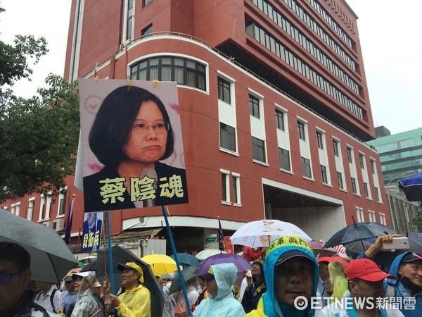 上千军公教齐聚抗议 扬言让蔡英文永远走不出办公室