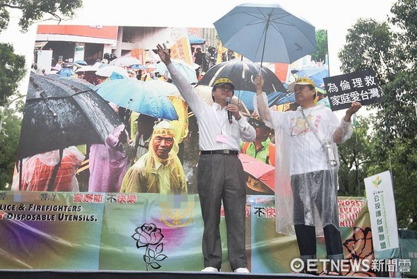 上千军公教齐聚抗议 扬言让蔡英文永远走不出办公室 上千军公教齐聚抗议 扬言让蔡英文永远走不出办公室