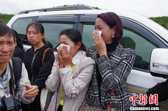 四川布拖县数万人沉痛送别缉毒英雄贾巴伍各