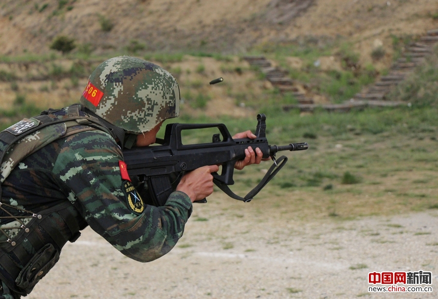 图为特战队员利用步枪快速精度射击.马亮志 摄