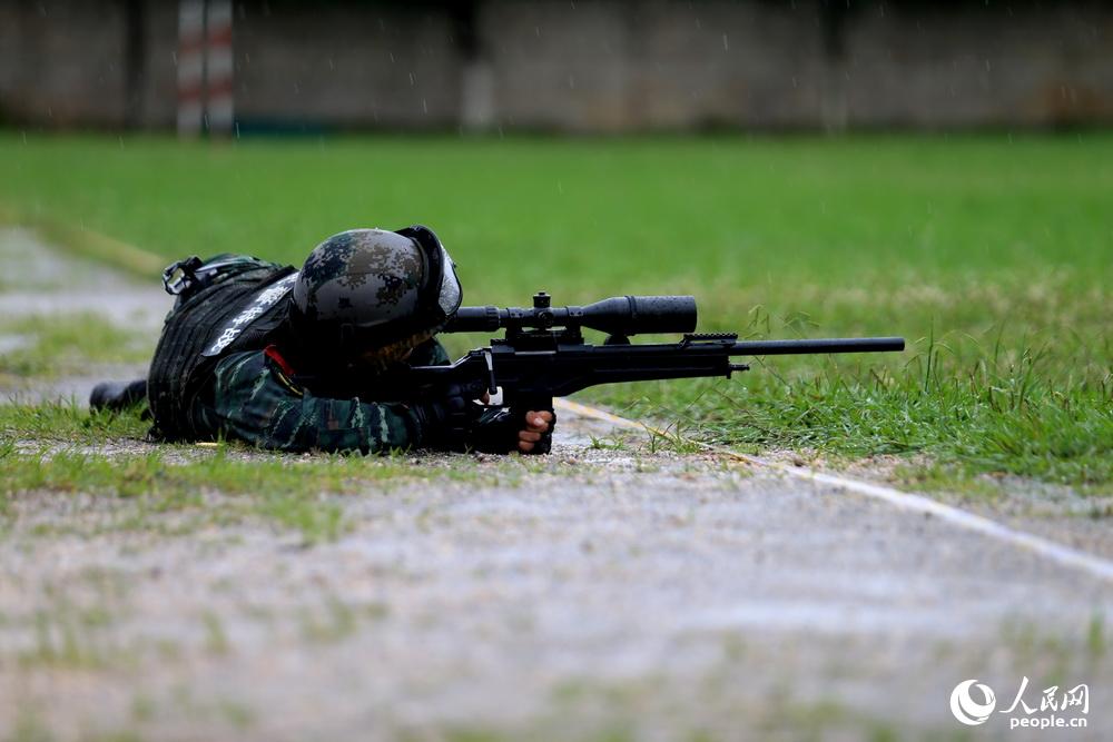 特战队员进行多种姿势狙击。