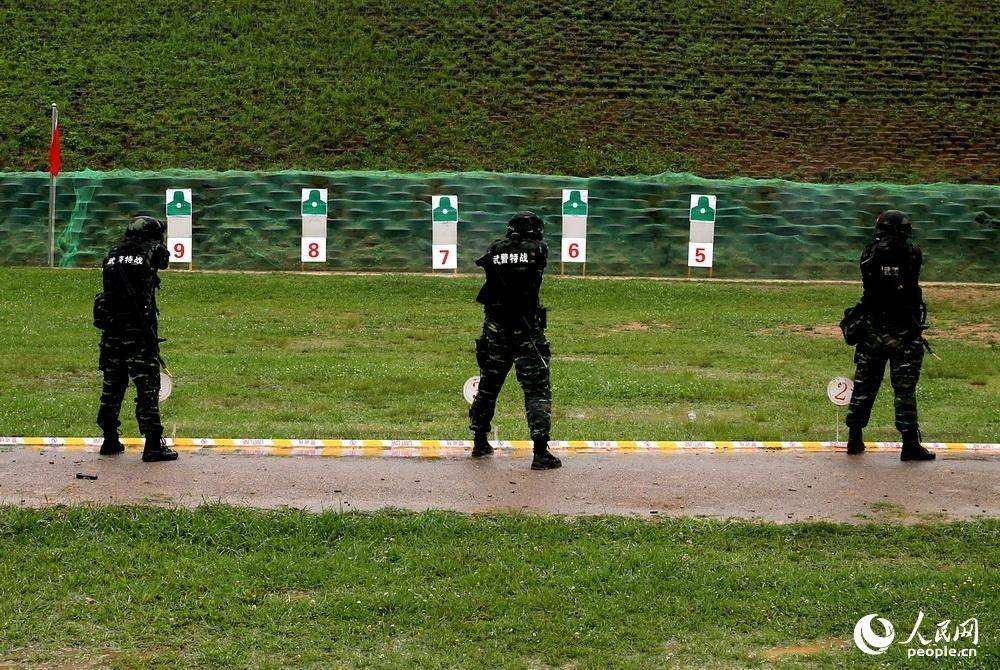 特战队员进行手枪快速精度射击 。