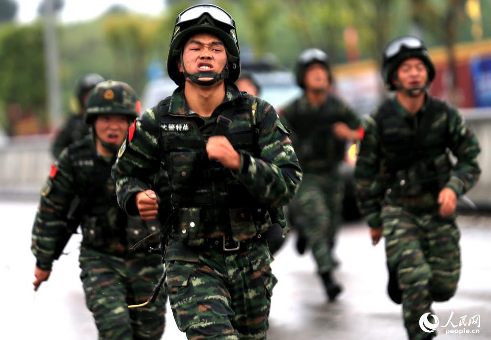 武警百余特战队员雨中对决 多种姿势狙击( 1 / 14 )