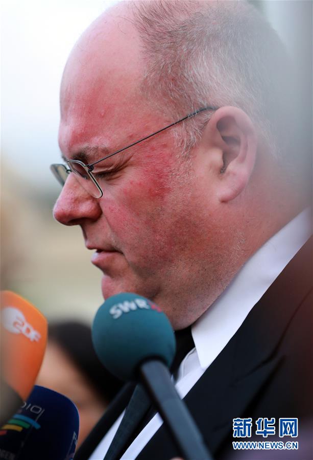 6月16日，在德国西南部城市路德维希港，德国前总理赫尔穆特·科尔的儿子瓦尔特·科尔在其父亲的住所前接受媒体采访。