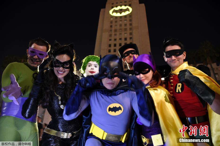 当地时间6月15日，成千上万的蝙蝠侠迷聚集在美国洛杉矶市政厅大楼外，大楼表面点亮了蝙蝠侠的标识。
