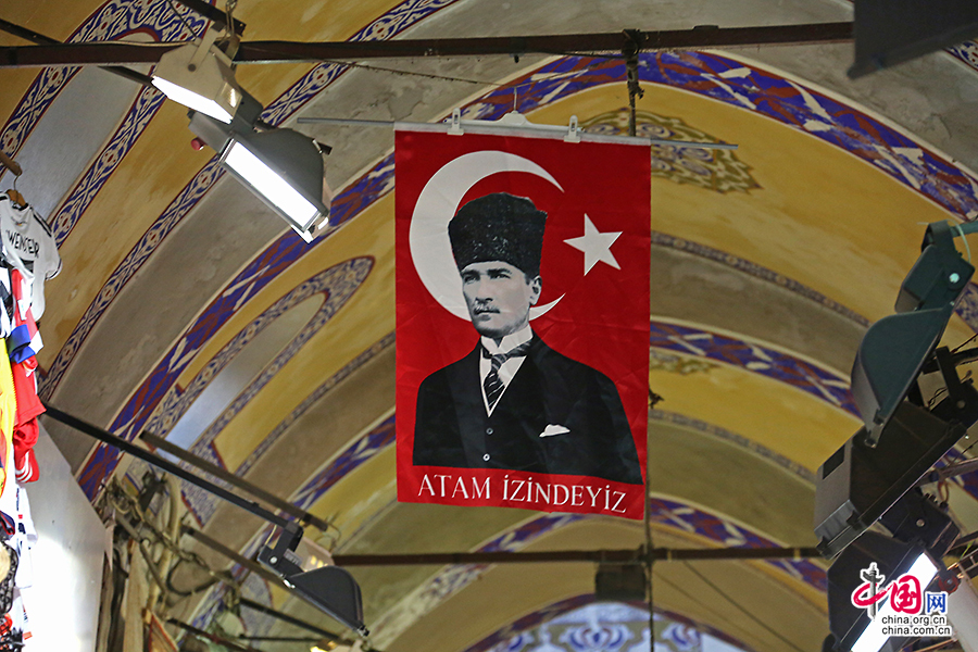 大巴扎内悬挂着土耳其国父凯末尔的像